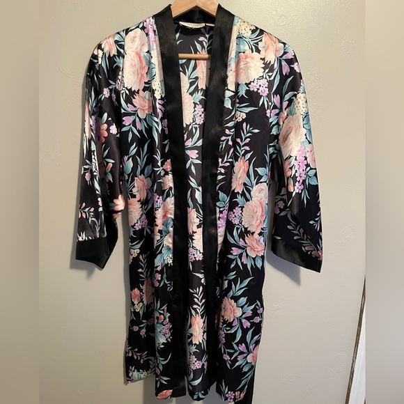 Vintage Victoria's Secret Floral Satin Kimono Robe Gold Label - Picture 2 of 8